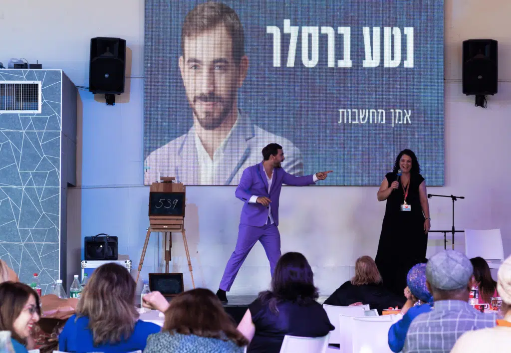 מופע של אמן חושים בתל אביב